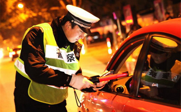 醉驾司机被查后意图行贿遭拒 - 法度网 交警现场检查驾驶人员酒驾