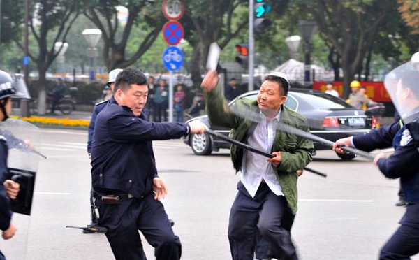 男子持刀追刺民警被击毙 - 法度网 男子当街追砍处警人员