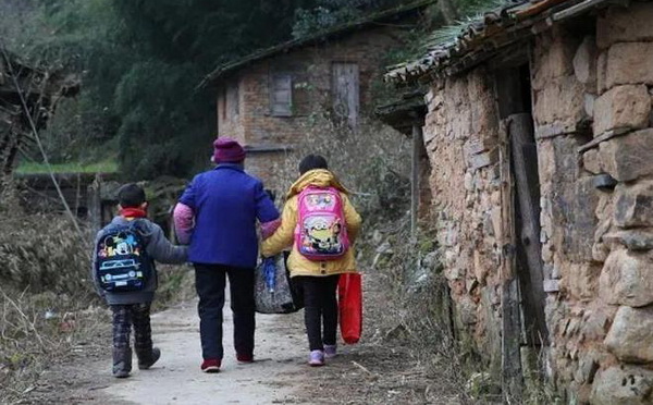 亲情不能阻断,失独祖母有权探望孙子女 - 法度网 祖母接孙子女放学
