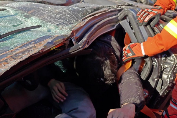 救援交通事故的伤者